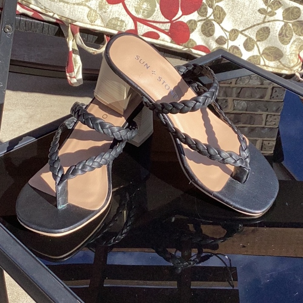 Black sandal’s